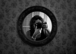 Delphine Sauret expose jusqu'au 31 mai ses photographies au restaurant "L'Air du Temps", Quartier des Beaux Arts, 55 bis rue de la Cavalerie à Montpellier. Nom de l'expo : HOMOGRAPHICUS ! Cécile Courtais nous parle de son amie. Première rencontre avec une artiste dont nous reparlerons sur ce blog.